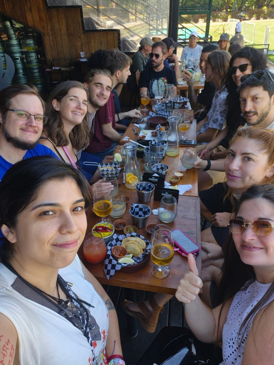 Almuerzo de la comunidad: selfie grupal en una mesa larga