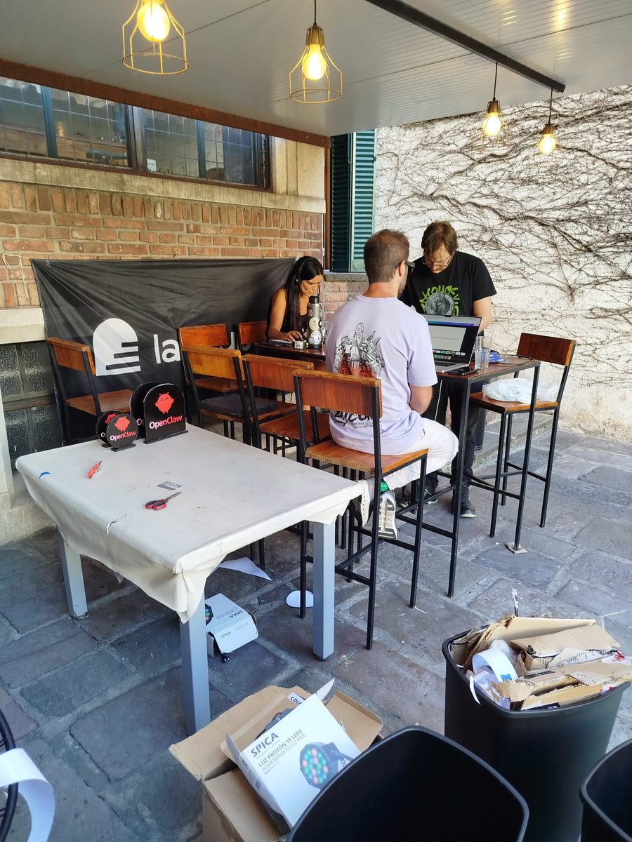 Mesa de trabajo con laptops bajo el banner de La Crypta
